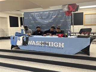 Davoun Fse signing letter with parents and brother